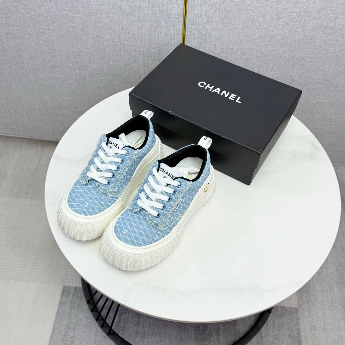 💕💕Factory direct selling price p640💕💕 Chanel Panda Shoes! 2025 counter's top casual sports shoes, this classic design; the upper is in the style of electric embroidery with various techniques; the outsole is fashionable and sporty; the unusual inclusion of a variety of color matching elements... The diversified mix and match is very good-looking and versatile, and can be used for leisure, fashion, sports, and outdoor... ꫛꫀꪝ Go➫ Materials: ❶Upper made of: original imported first-layer silk cowhide + original version waterproof cloth + original first-layer cowhide ❷Inner lining: Original Yangli+wang ❸ Outsole based on: Original TPU combination outsole Counter boutique packaging complete set for women 35–41